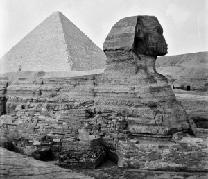 039_1941_-_Sphinx_^_Great_Pyramid_at_Giza,_Egypt_(by_Tom_Beazley)_01